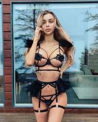 Meme uçlarıyla elimle oynamaya başladım