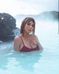 Meme uçlarıyla elimle oynamaya başladım