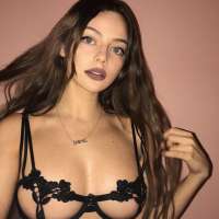 Sütyenini çıkarıyorum