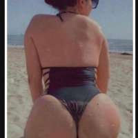 Geyimine özen gösteren Mine