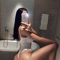 Siyah uzun saçlı bayan Kumsal