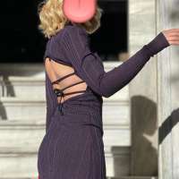 Uzun bacaklı seksi bayan İpek