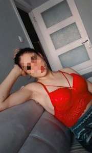 Üç kişiyle sevişebilen Duru