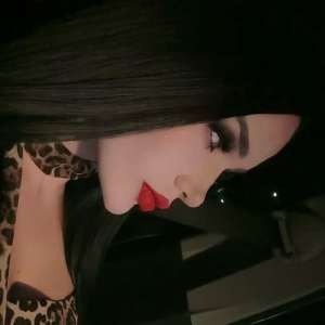 Uzun siyah saçlı seksi bayan Yezda